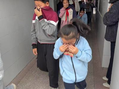 隆政中小学成功举办119消防疏散演练